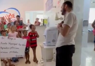 Crianças fazem homenagem a médico durante despedida em unidade de saúde no Sul do TO