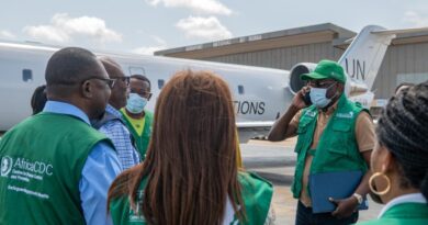 Jovens incendeiam hospital na África após autoridades não liberarem corpo de morto por ebola