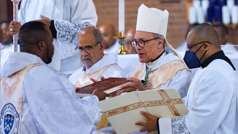 Morre o bispo John Ricard, pioneiro da comunidade católica negra nos EUA