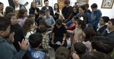 Nikolas Ferreira visita instituição contra o aborto e recebe oração de crianças