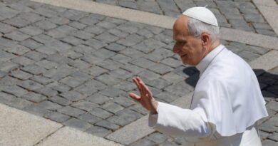 Papa Leão XIV enfrenta na França o tema que divide a Europa ao meio
