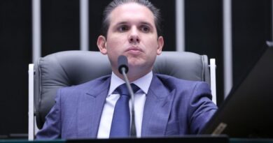Mensagens citam tratativa de “sociedade” entre Motta e Vorcaro; deputado nega ilícito